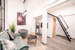 Gallery Room, 1 Queen Bed | Living area | 32-inch flat-screen TV with satellite channels, TV - JI Tel Aviv Center (Tel Aviv)