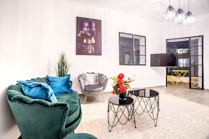 32-inch flat-screen TV with satellite channels, TV - JI Tel Aviv Center (Tel Aviv)