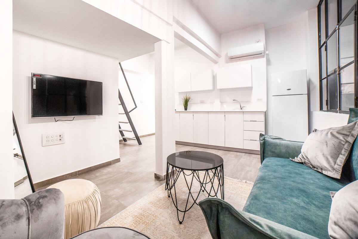 Chambre Galerie, 1 grand lit | Aire de séjour | Téléviseur à écran plat de 32 po avec télévision par satellite