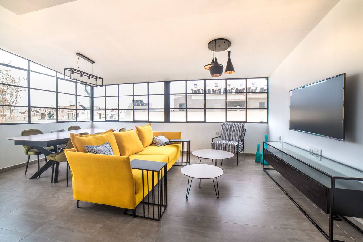 Appartement Penthouse, 2 chambres | Aire de séjour | Téléviseur à écran plat de 32 po avec télévision par satellite