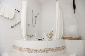 Junior-suite - udsigt til have | Badeværelse | Bruser, brusehoved med spredningseffekt, gratis toiletartikler