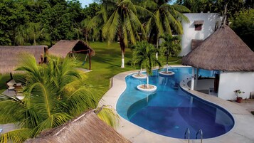 Piscina externa, espreguiçadeiras