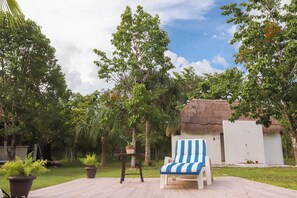 Ulkouima-allas, aurinkotuoleja