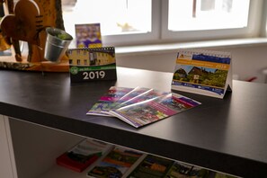Een bureau met een kalender waarop 2019 staat, een brochure en een klein metalen doosje.