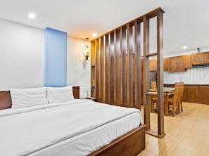 Apartamento, 1 quarto, cozinha americana | Frigobar, cofres nos quartos, escrivaninha, cortinas blackout