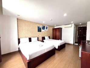 Quarto família, sacada | Frigobar, cofres nos quartos, escrivaninha, cortinas blackout