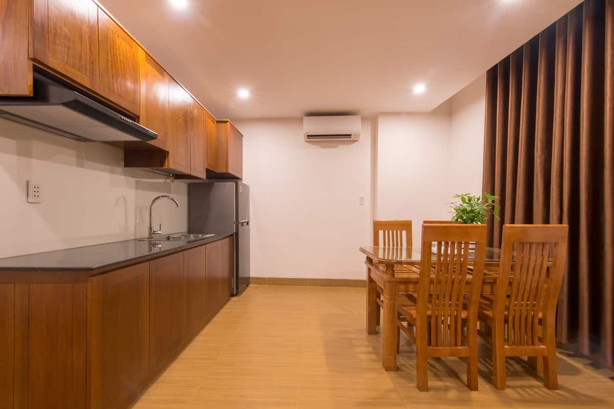Appartement, 1 slaapkamer, kitchenette | Een minibar, een kluis op de kamer, een bureau, verduisterende gordijnen