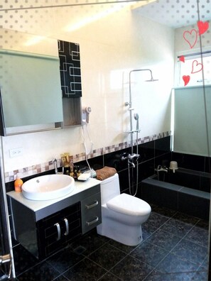 Double Room | Bathroom | Shower, free toiletries, hair dryer, slippers