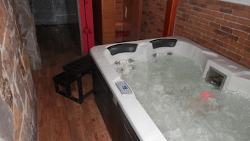 Indoor spa tub