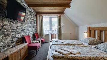 Căn hộ dành cho gia đình, quang cảnh núi | Bàn, khu vực làm việc phù hợp cho laptop, màn/rèm cản sáng