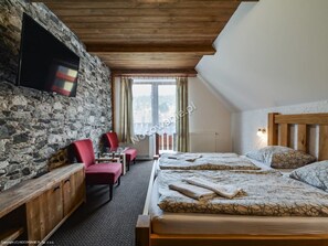 Familie appartement, uitzicht op bergen | Een bureau, een laptopwerkplek, verduisterende gordijnen, gratis wifi