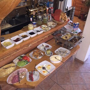 Frokost med lokale retter er inkludert hver dag
