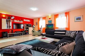 Villa, eigener Pool | Wohnbereich | Flachbildfernseher, Videospielkonsole, Netflix