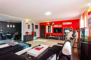 Villa, eigener Pool | Wohnbereich | Flachbildfernseher, Videospielkonsole, Netflix