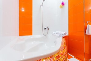 Villa, piscine privée | Salle de bain | Sèche-cheveux, serviettes fournies, savon, shampoing
