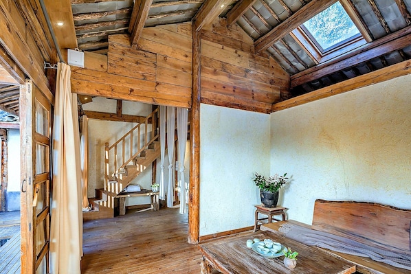 Family Suite (Loft) | Living area | MP3 dock