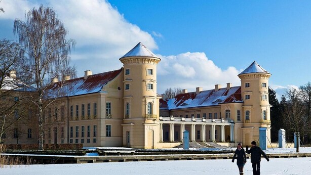 Ein großes, historisches Gebäude mit zwei markanten Türmen und einer symmetrischen Fassade.