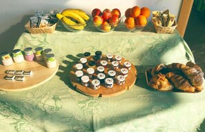 Desayuno con opciones de la cocina local todos los días (con cargo)