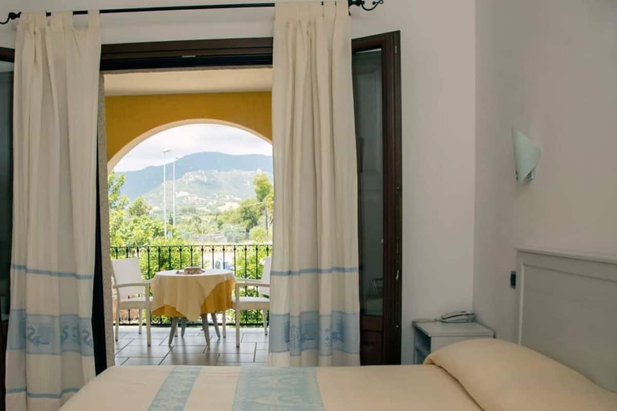 Economy Double Room, Ground Floor (Terrazza Condivisa / Shared Terrace) | Minibar, in-room safe, blackout drapes, soundproofing