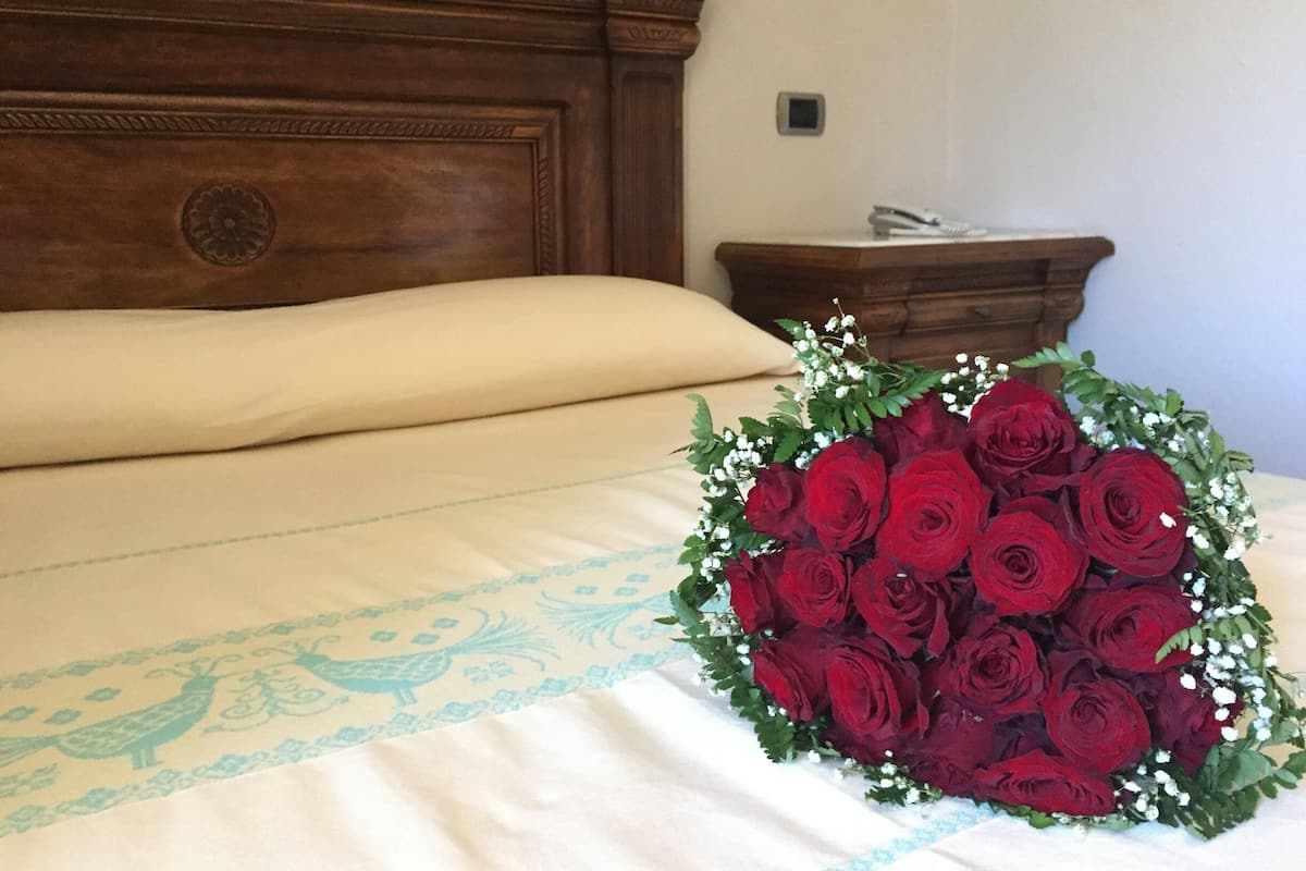 Double Room, Ground Floor | Minibar, in-room safe, blackout drapes, soundproofing