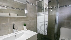 Appartement, terras | Badkamer | Een douche, gratis toiletartikelen, een haardroger, handdoeken