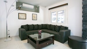Appartement, terras | Woonruimte | Flatscreentelevisie