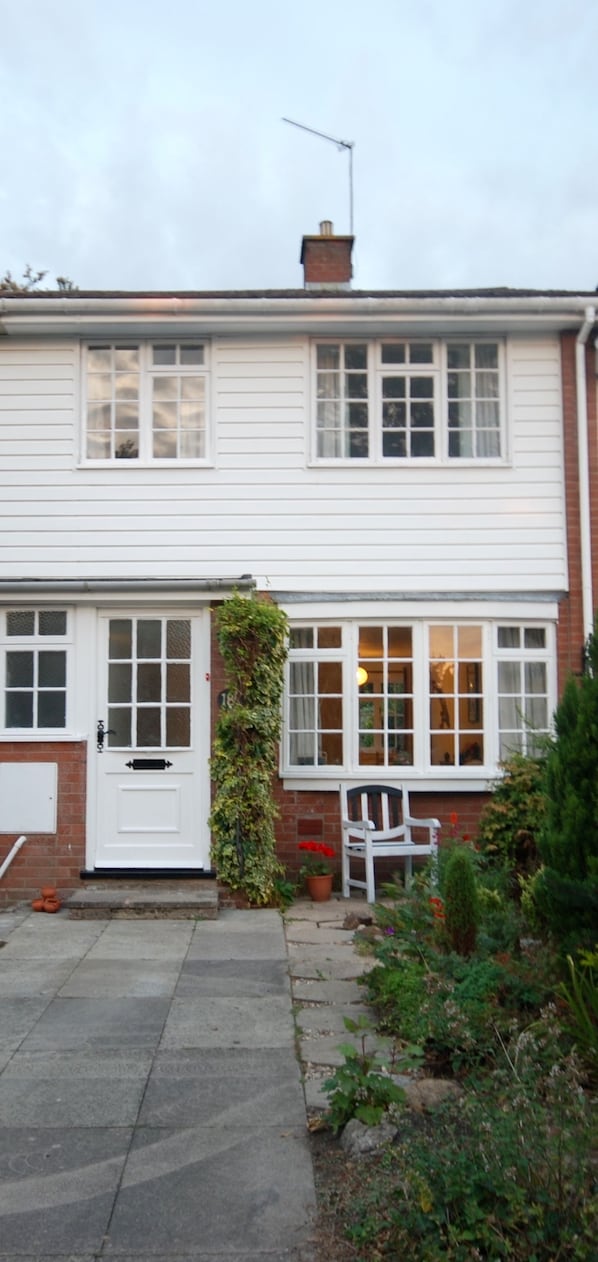 Front of property - Stylish Central House next to Castle (Warwick)