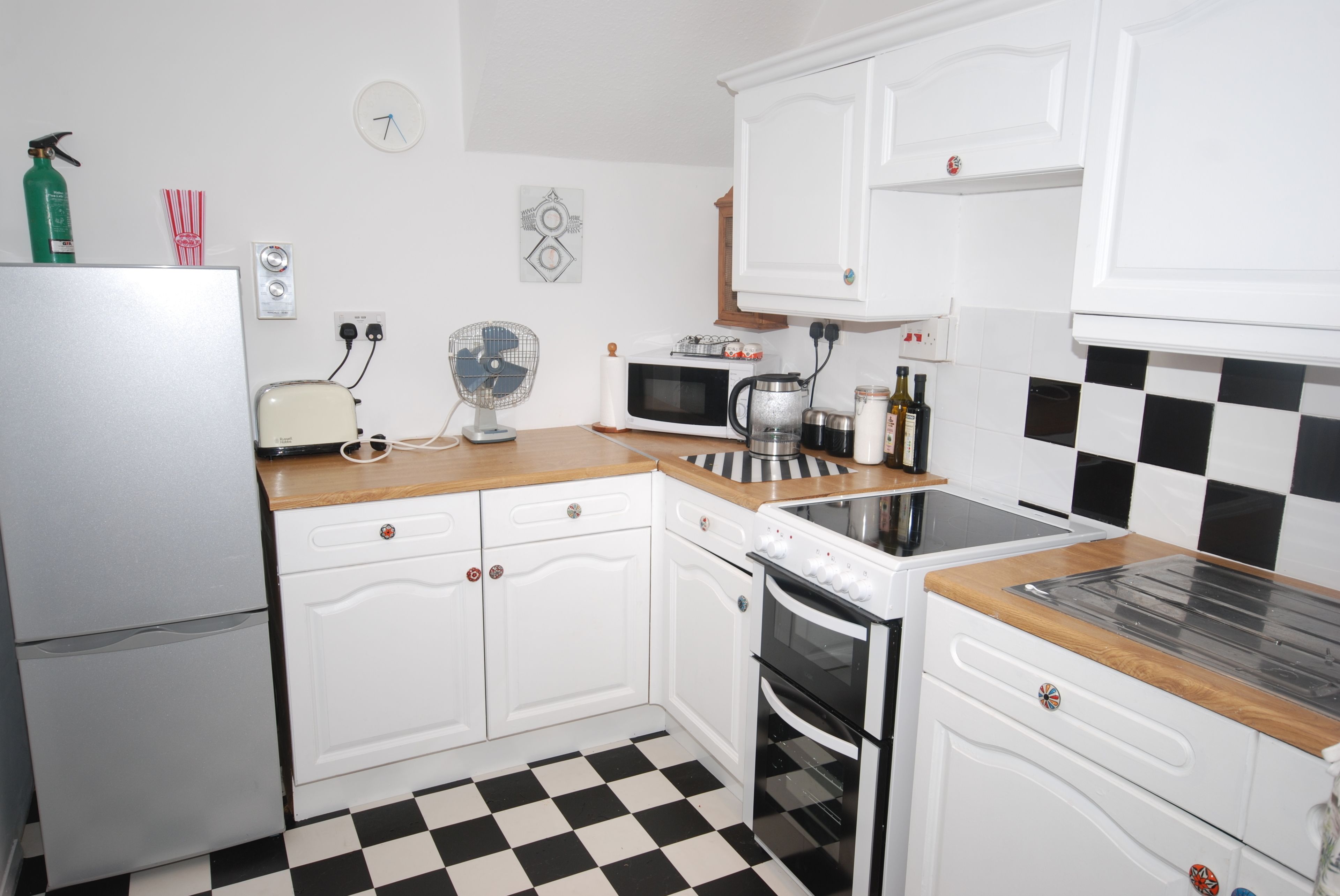 Design Townhome, Multiple Beds, City View | Private kitchen | Full-sized fridge, microwave, oven, stovetop