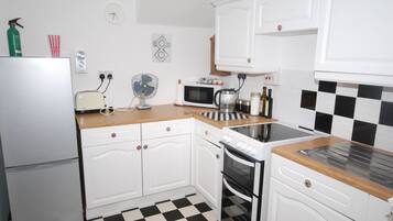 Design Townhome, Multiple Beds, City View | Private kitchen | Full-sized fridge, microwave, oven, stovetop