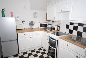 Design Townhome, Multiple Beds, City View | Private kitchen | Full-size fridge, microwave, oven, stovetop - Stylish Central House next to Castle (Warwick)