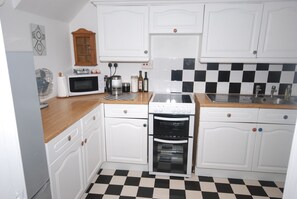 Full-sized fridge, microwave, oven, stovetop - Stylish Central House next to Castle (Warwick)