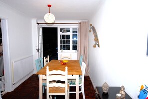 Design Townhome, Multiple Beds, City View | In-room dining - Stylish Central House next to Castle (Warwick)