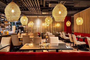 Desayuno buffet diario (EUR 18 por persona)