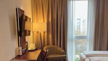 Zweibettzimmer | Allergikerbettwaren, Minibar, Zimmersafe, Schreibtisch