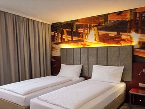 ملاءات للفراش لا تسبب الحساسية وميني بار وخزنة داخل الغرفة ومكتب