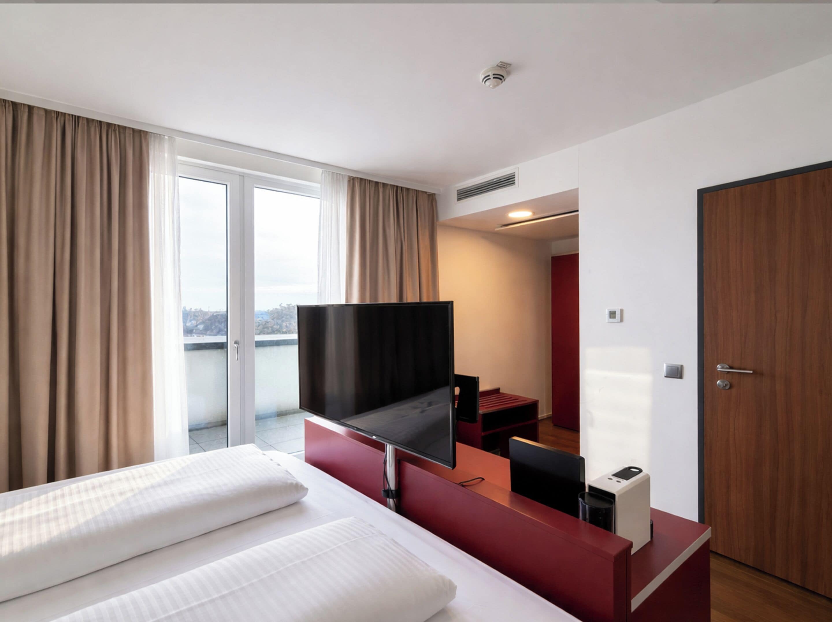 Comfort Double Room | Hypo-allergenic bedding, minibar, in-room safe, desk