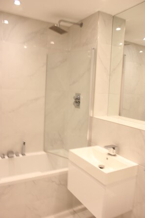 Superior Apartment | Bathroom | Combined shower/tub, free toiletries, bidet, towels - MD Luxury Apartment (London)