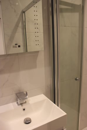 Combined shower/bathtub, free toiletries, bidet, towels - MD Luxury Apartment (London)