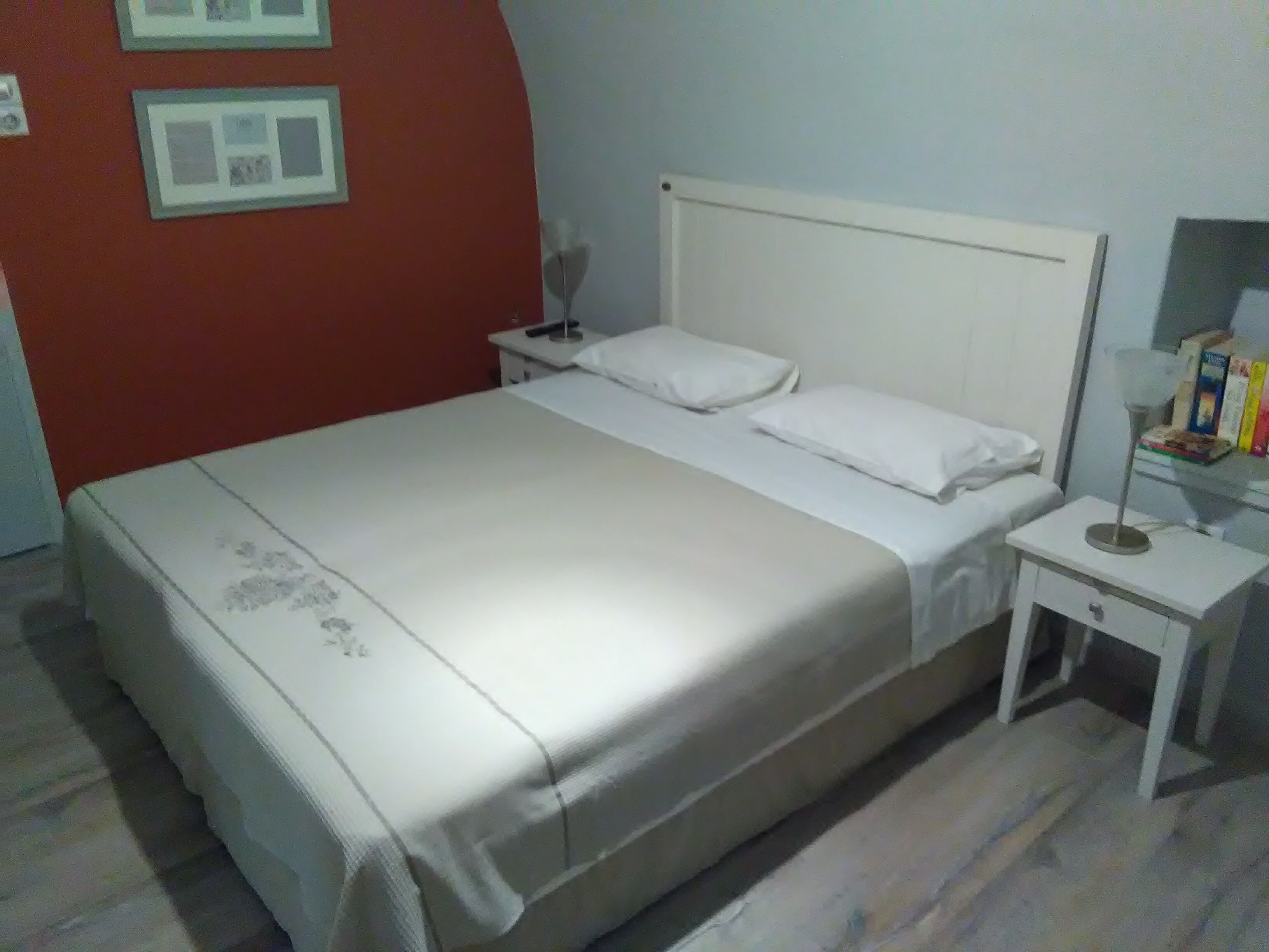 Stuga Deluxe - 1 sovrum (Stone) | Bäddmadrasser, individuell inredning, unika möbler och ljudisolering