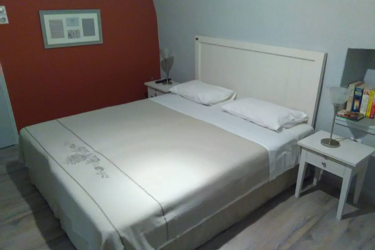 Stuga Deluxe - 1 sovrum (Stone) | Bäddmadrasser, individuell inredning, unika möbler och ljudisolering