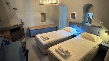 Superior-Suite, Terrasse, Bergseite (Stone) | 1 Schlafzimmer, Pillowtop-Betten, individuell dekoriert