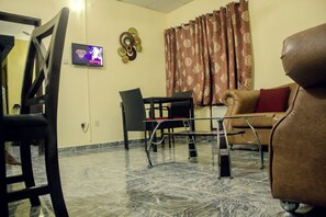 Executive Suite | Living room | Flat-screen TV