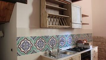 Kühlschrank, Ofen, Herdplatte, Wasserkocher mit Kaffee-/Teezubehör