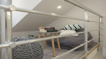 Deluxe Double rooms, shared terrace | Copriletto in piuma, una cassaforte in camera, una scrivania