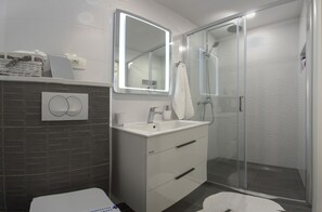 Deluxe Double rooms, shared terrace | Bathroom | Shower, rainfall showerhead, free toiletries, hair dryer - Central Old Town Rooms (Split)