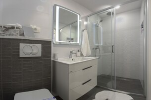 Deluxe Double rooms, shared terrace | 浴室 | 淋浴设施、大花洒淋浴喷头、免费洗浴用品、吹风机