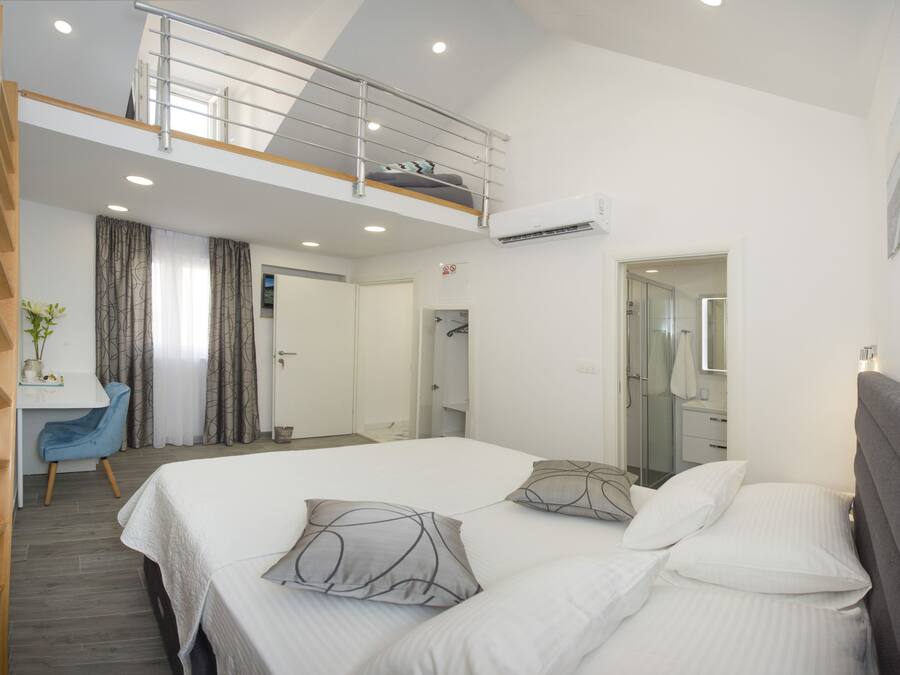 Deluxe Double rooms, shared terrace