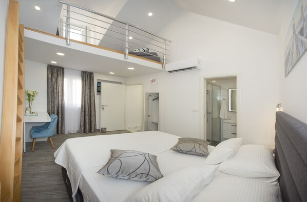 Deluxe Double rooms, shared terrace | Edredons de pluma, cofres nos quartos, escrivaninha