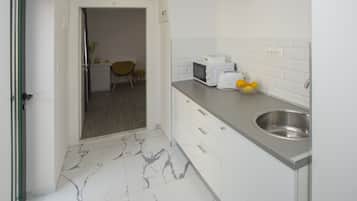 Deluxe Double rooms, shared terrace | 羽絨被、客房內保險箱、書桌、筆電工作空間