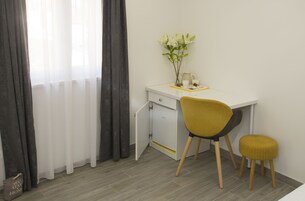 Deluxe Double rooms, shared terrace | Kuştüyü yorgan, odada kasa, masa, dizüstü bilgisayar çalışma alanı 